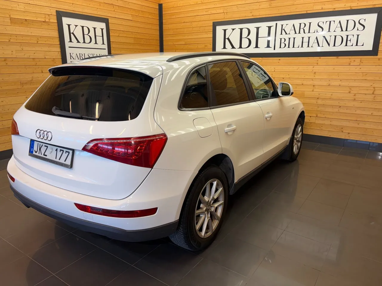 Vehicle image 5