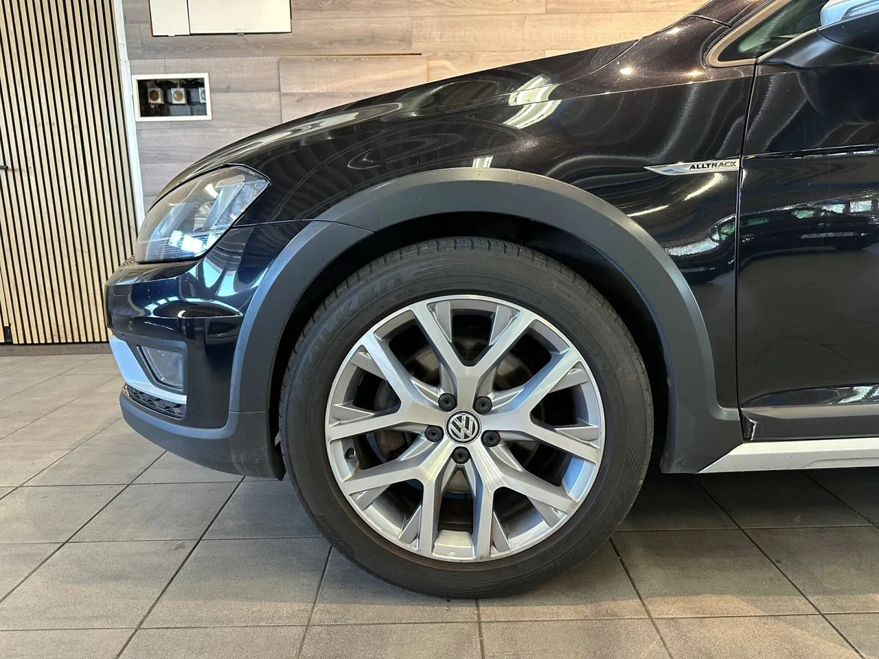 Vehicle image 16