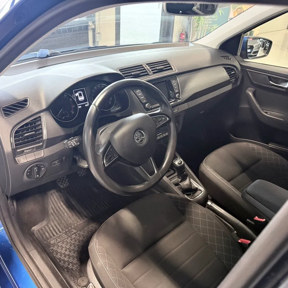 Vehicle image 14