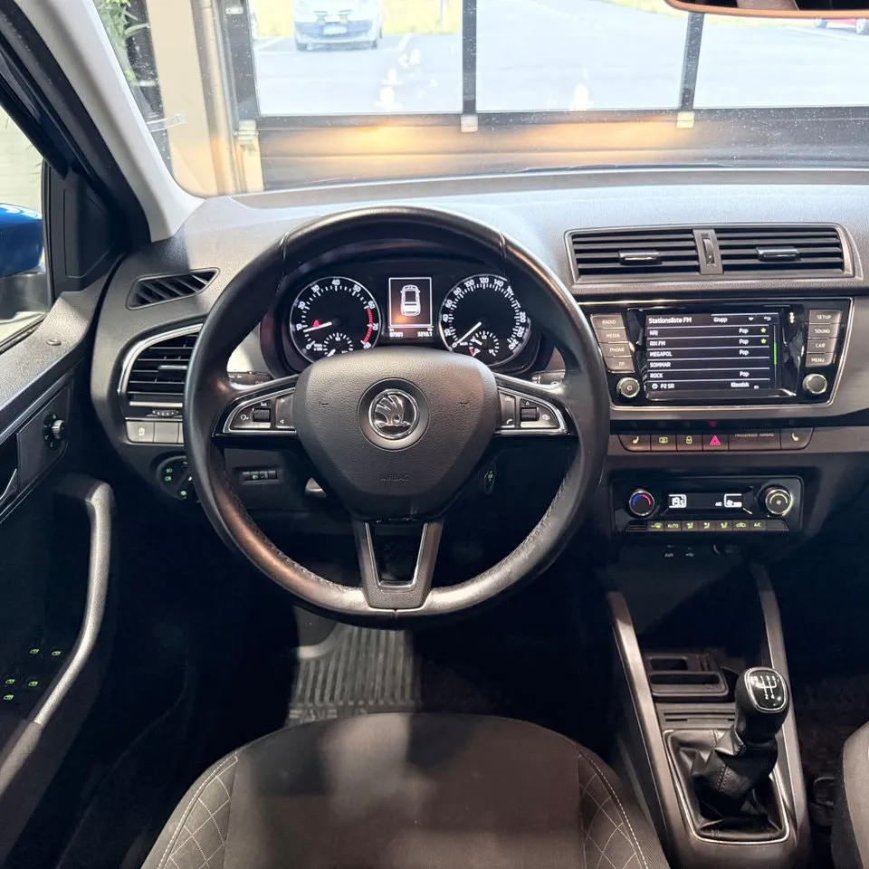 Vehicle image 16