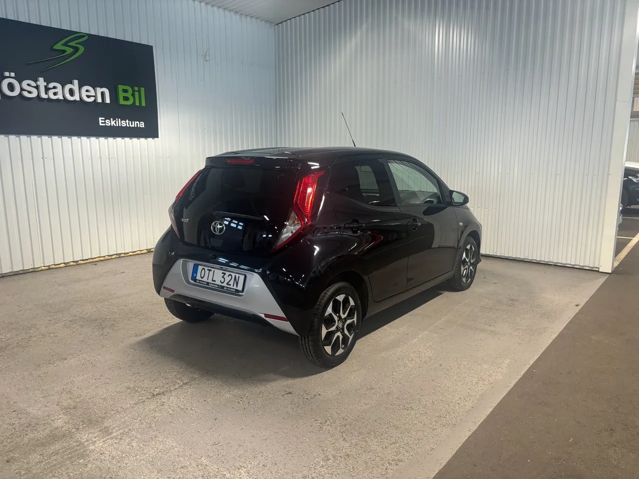 Vehicle image 3