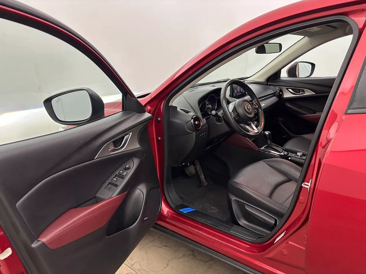 Vehicle image 12