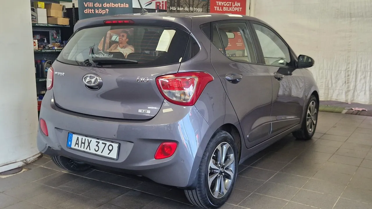 Vehicle image 6