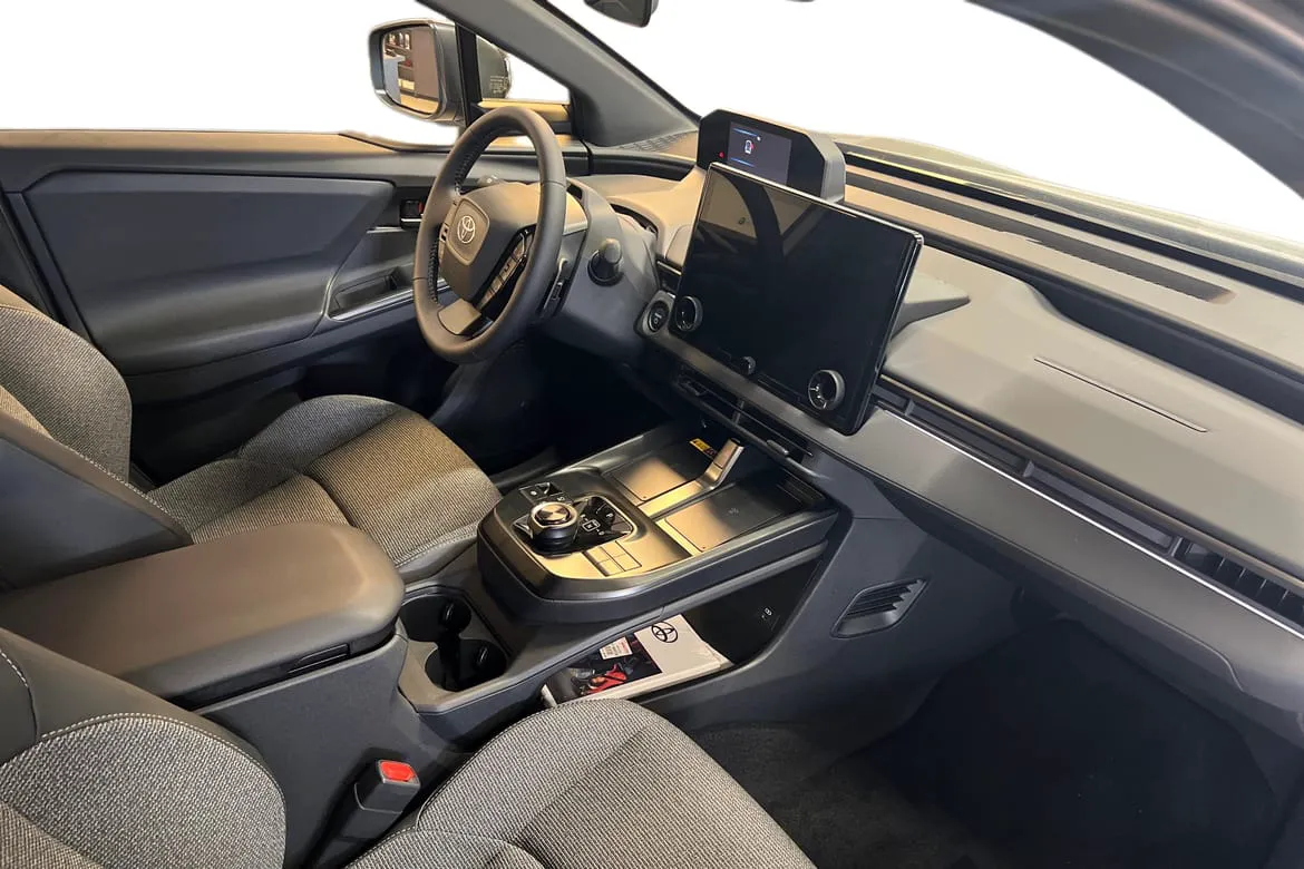 Vehicle image 16
