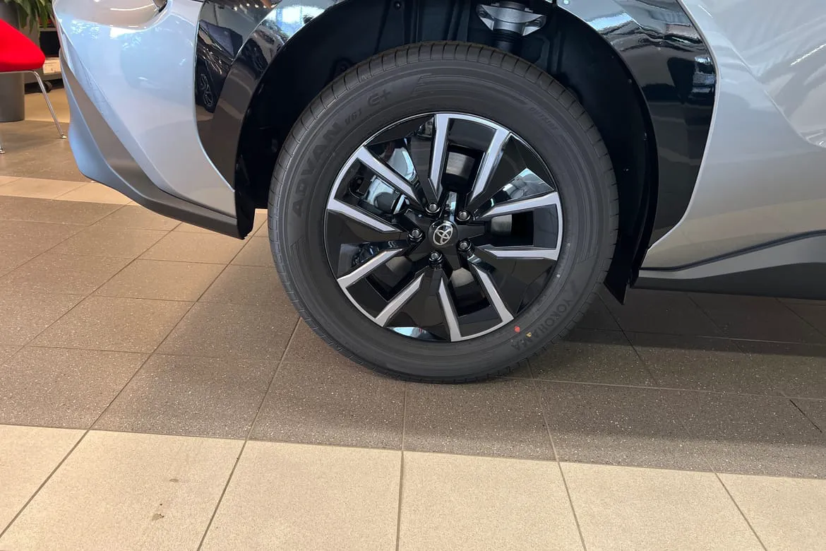Vehicle image 8