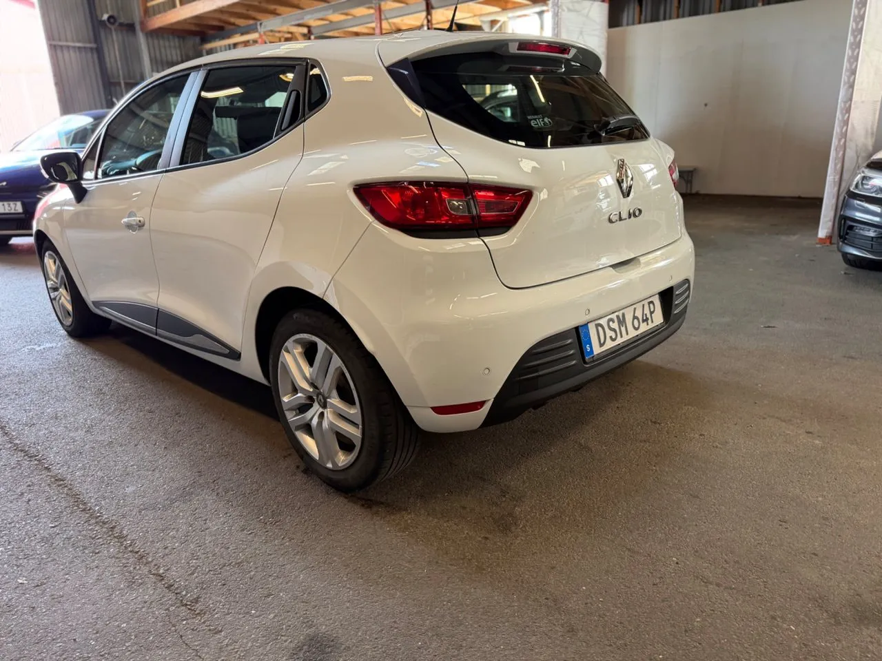 Vehicle image 15