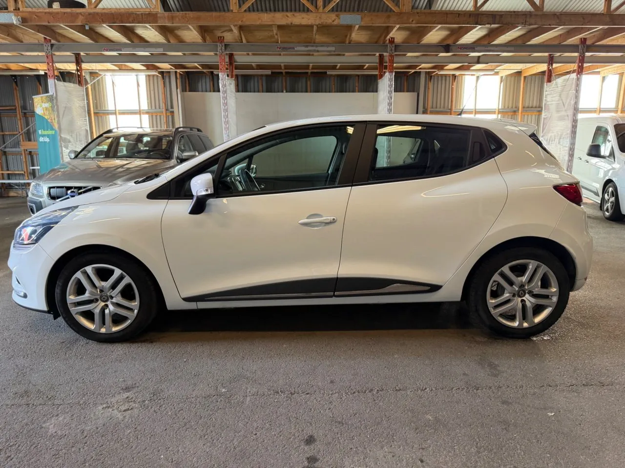Vehicle image 14