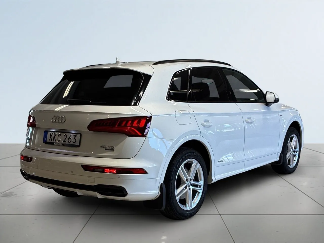 Vehicle image 5