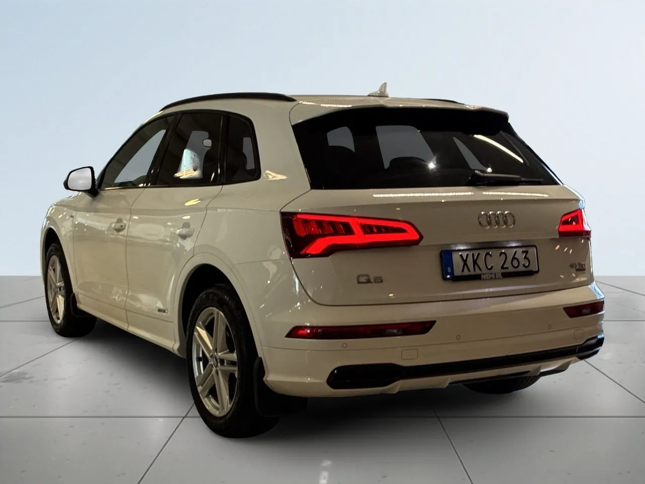 Vehicle image 4