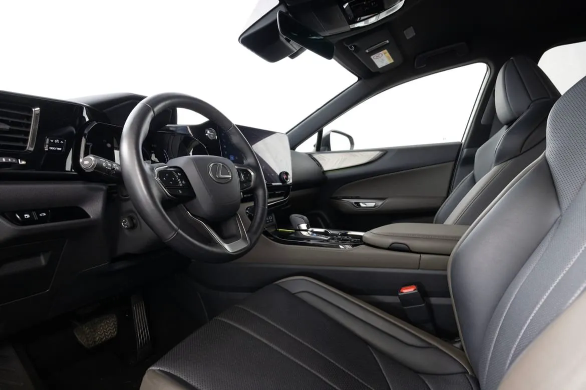 Vehicle image 15