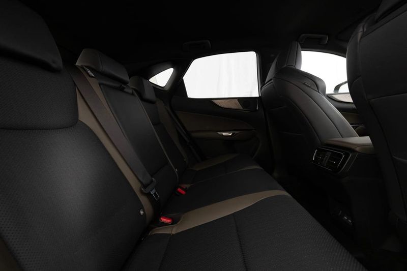 Lexus NX bild 15