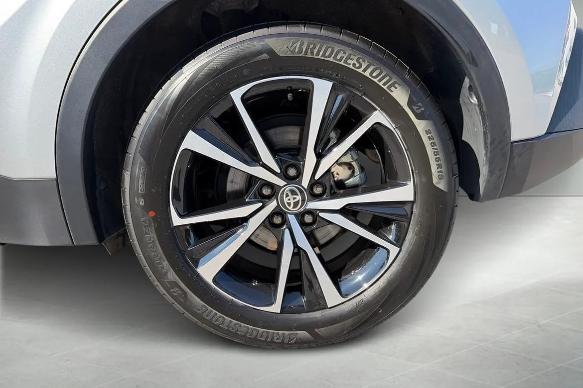 Vehicle image 10