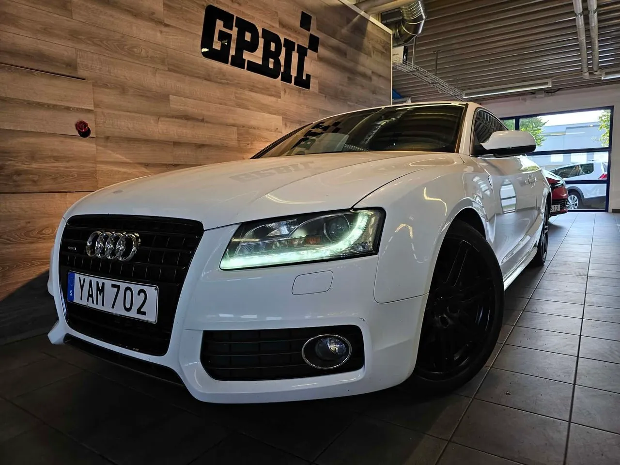 Vehicle image 10