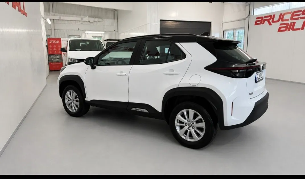 Vehicle image 6