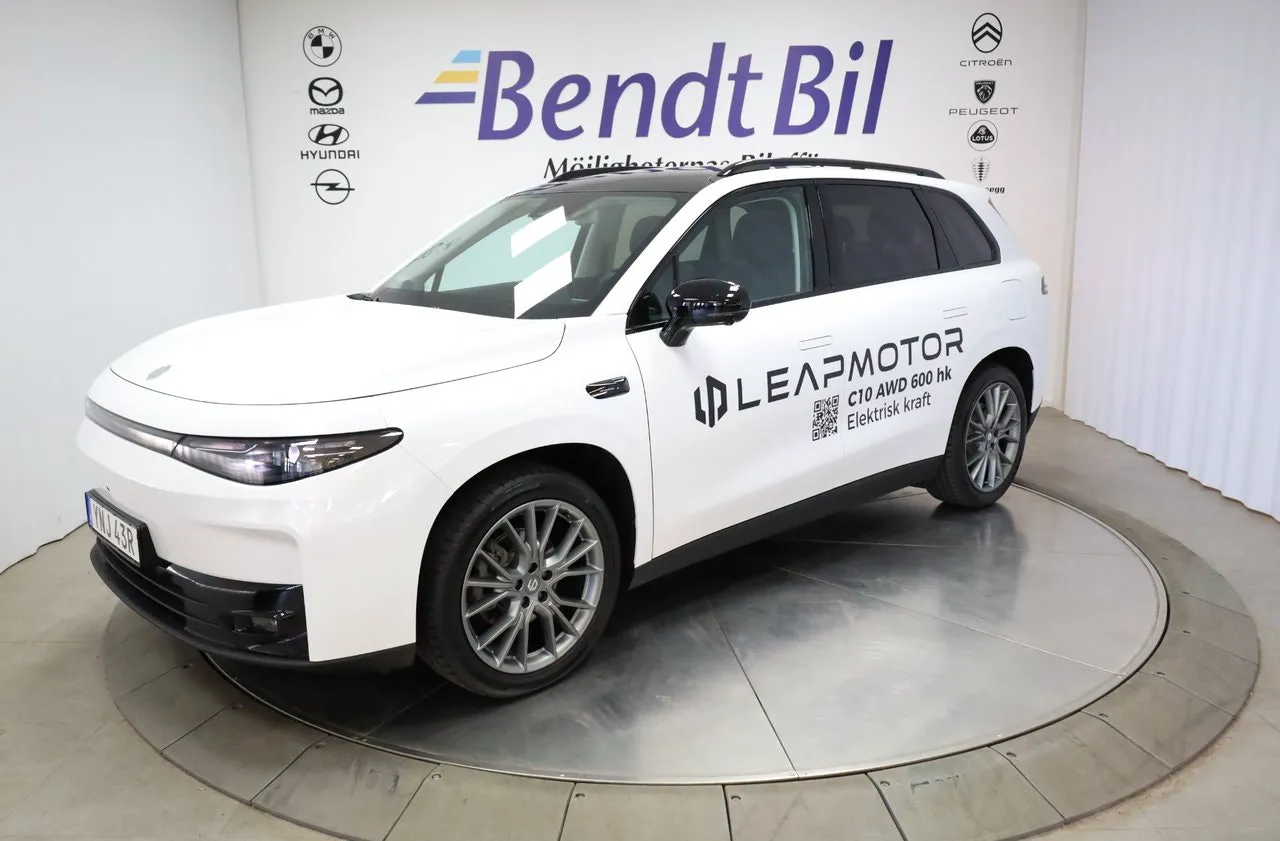 Vehicle image 4