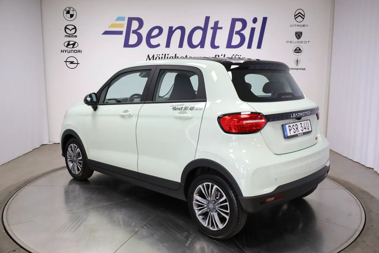 Vehicle image 6