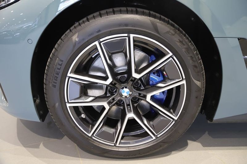 BMW i4 bild 7