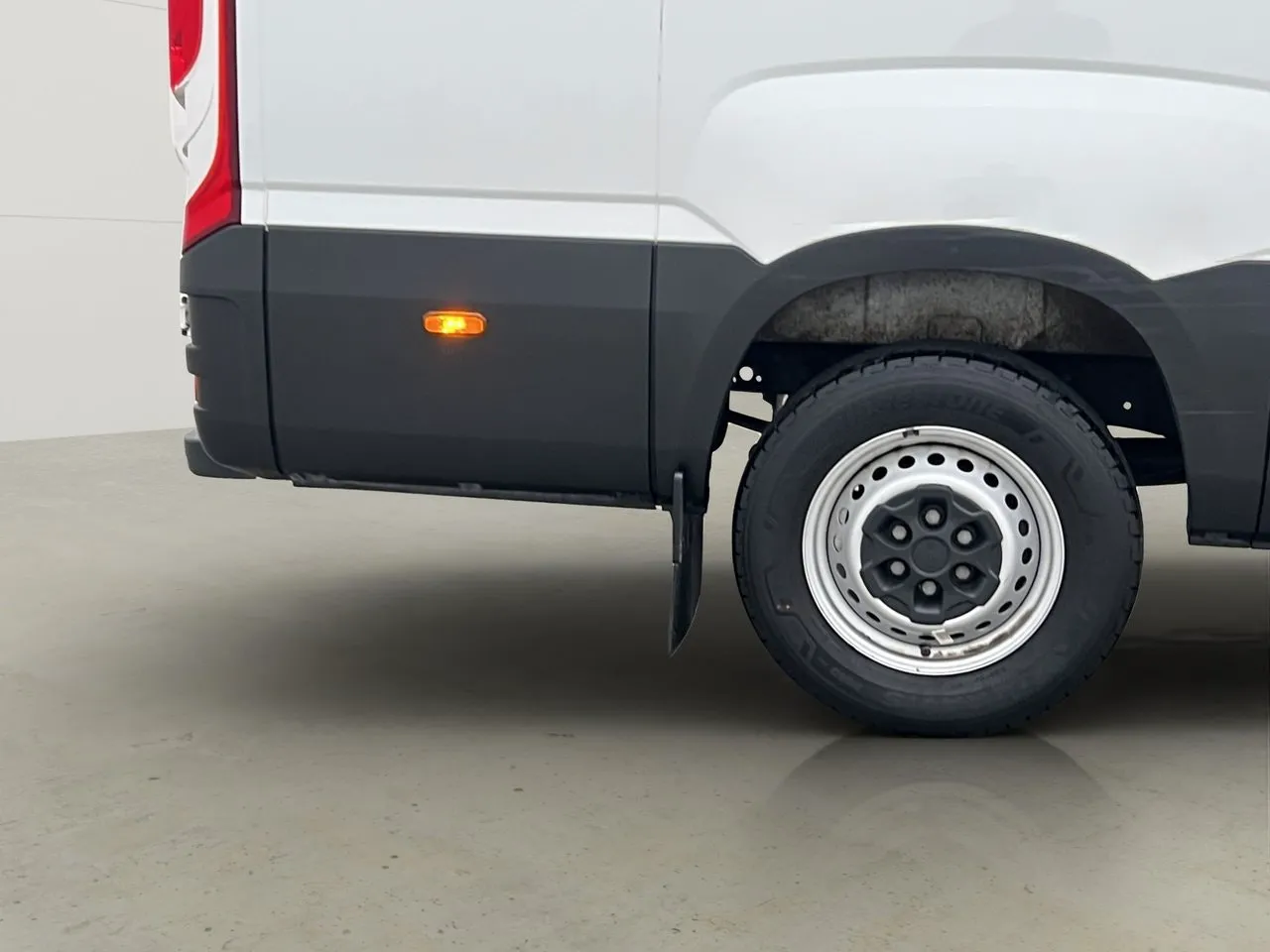 Vehicle image 27