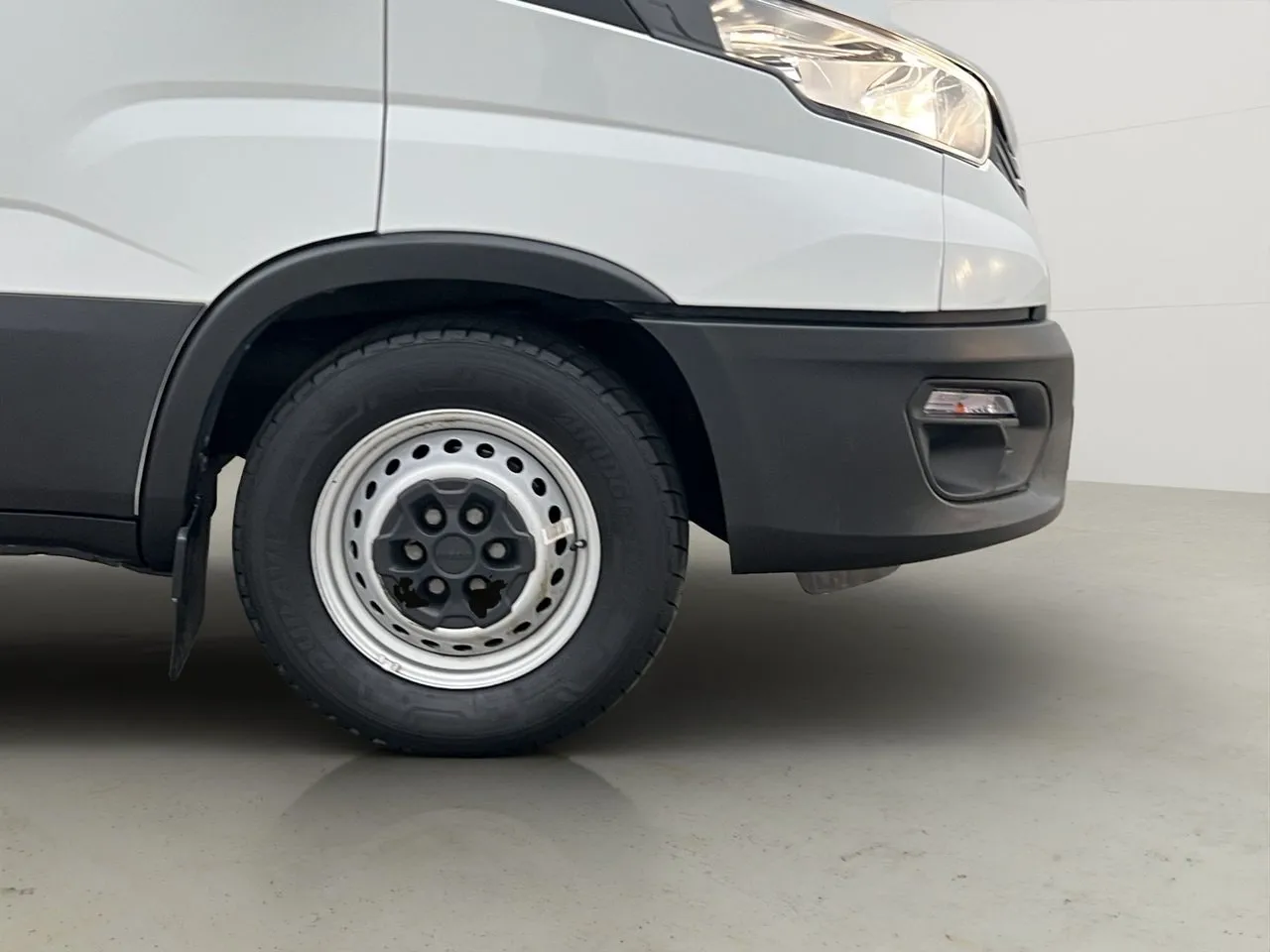 Vehicle image 28