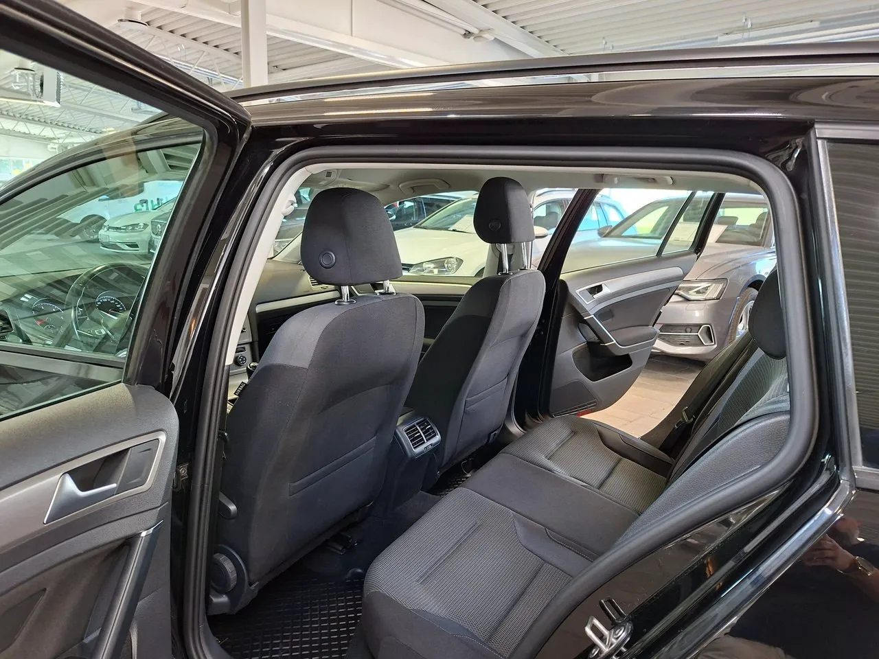 Vehicle image 9
