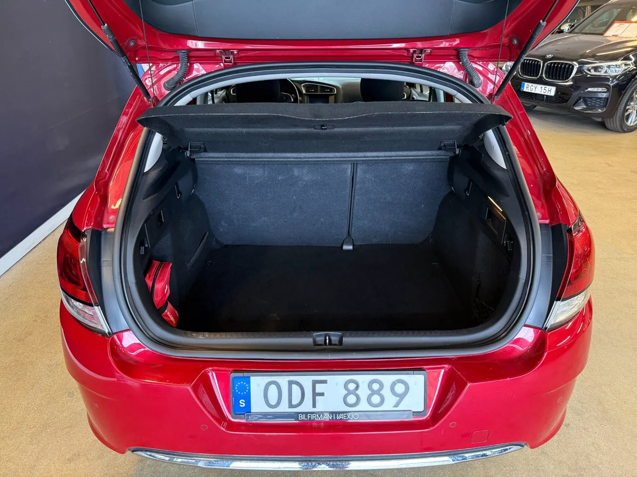 Vehicle image 10