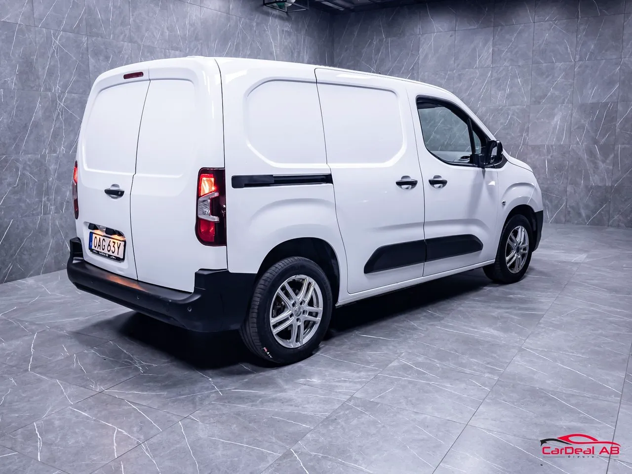 Vehicle image 6