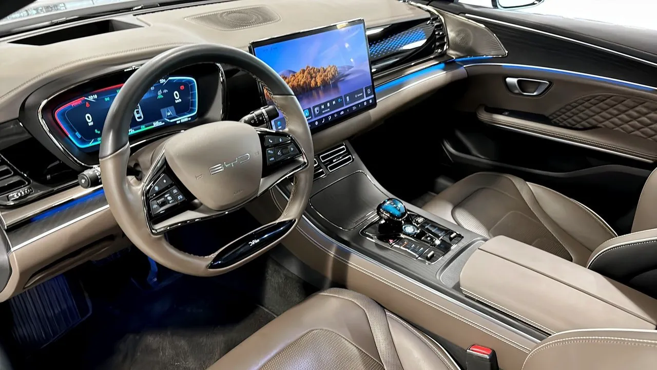 Vehicle image 15