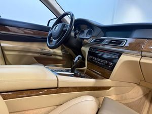 BMW 750 bild 6