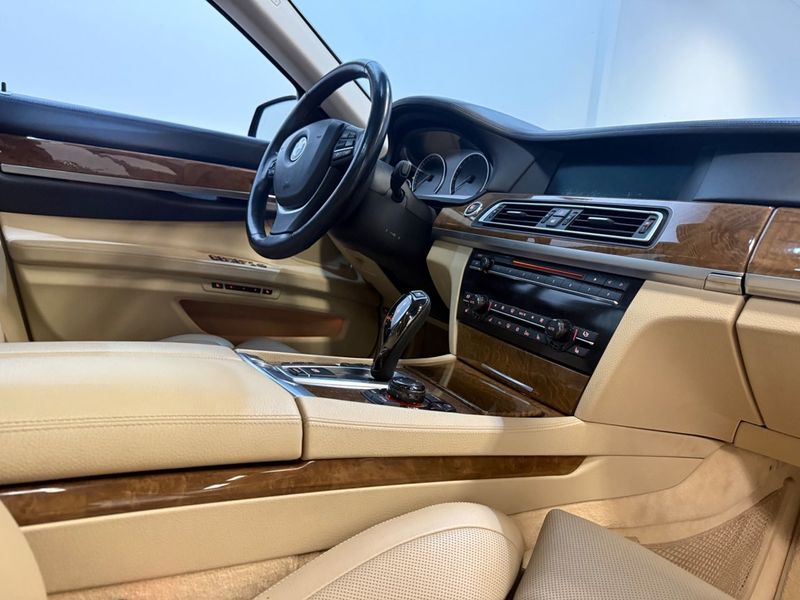 BMW 750 bild 6
