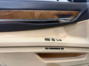 BMW 750 bild 8