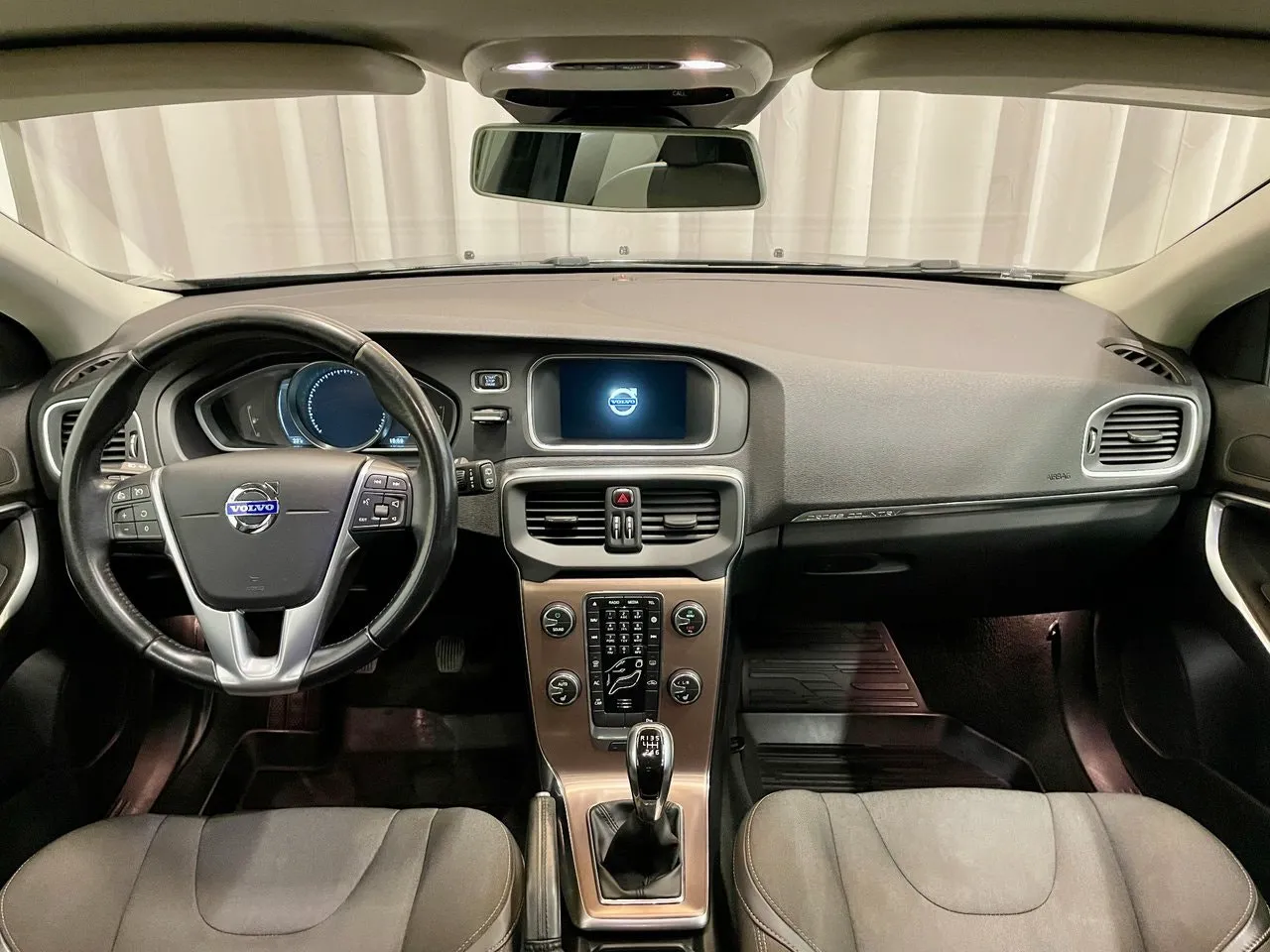 Vehicle image 16