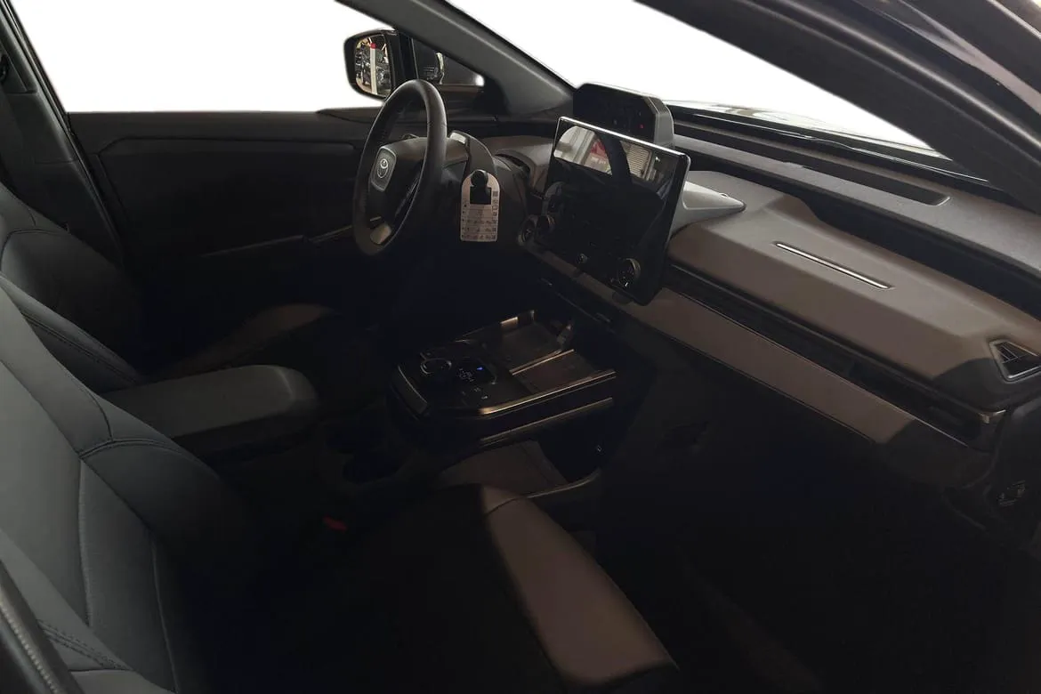 Vehicle image 6