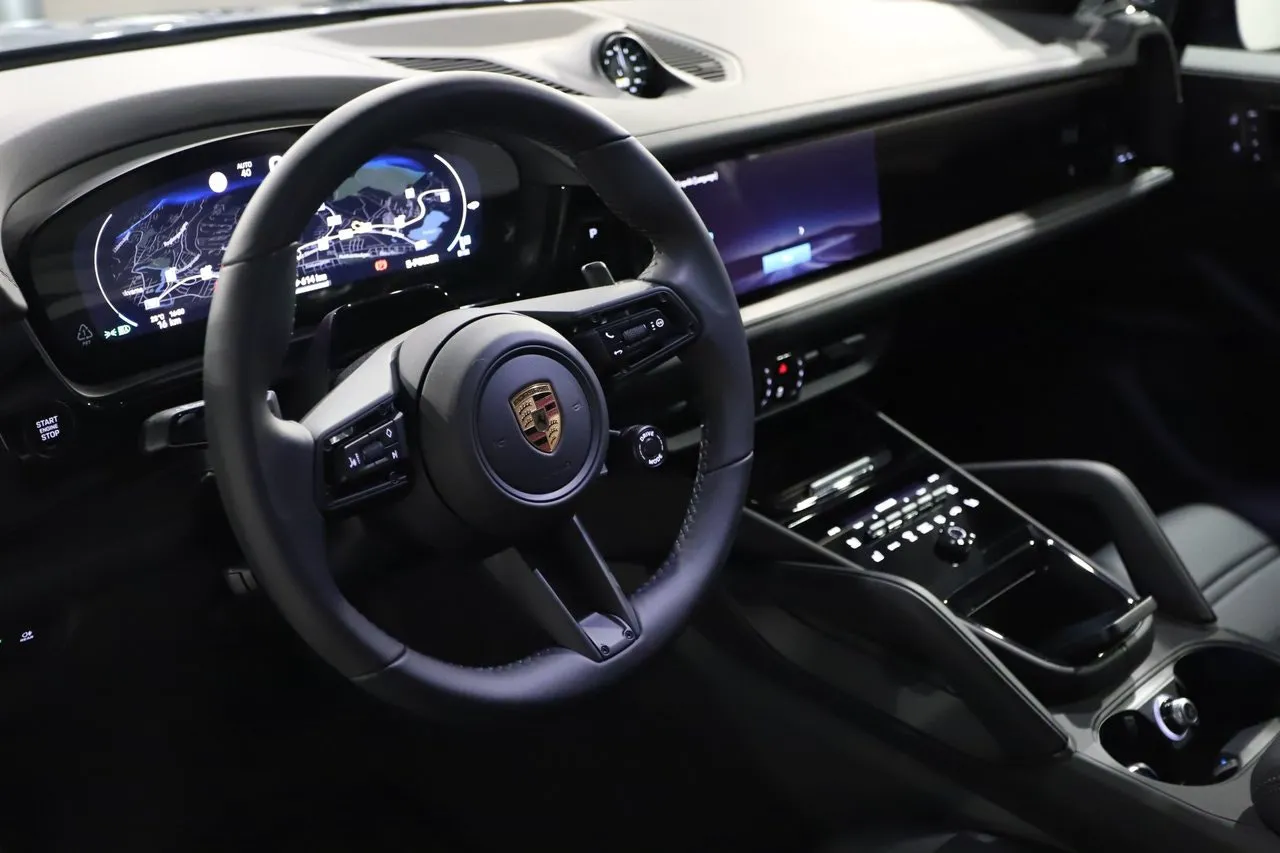 Vehicle image 10