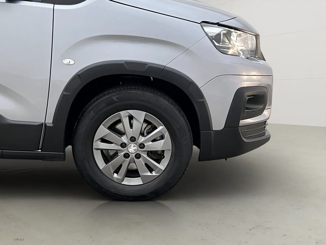 Vehicle image 33