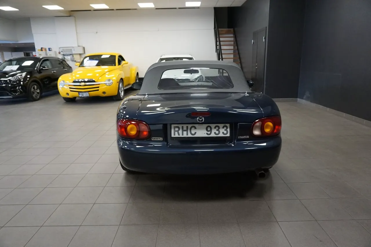 Vehicle image 15