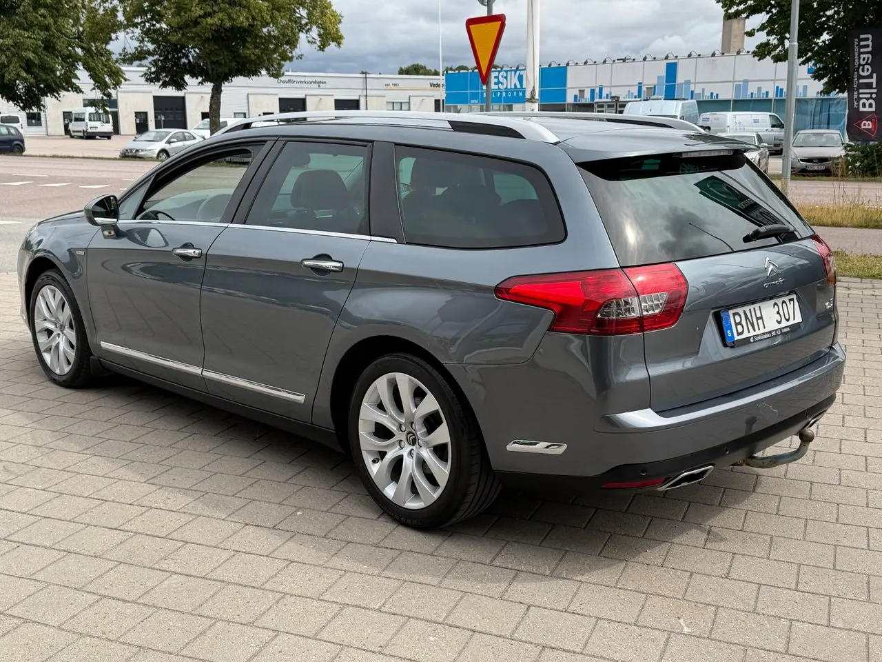 Vehicle image 5