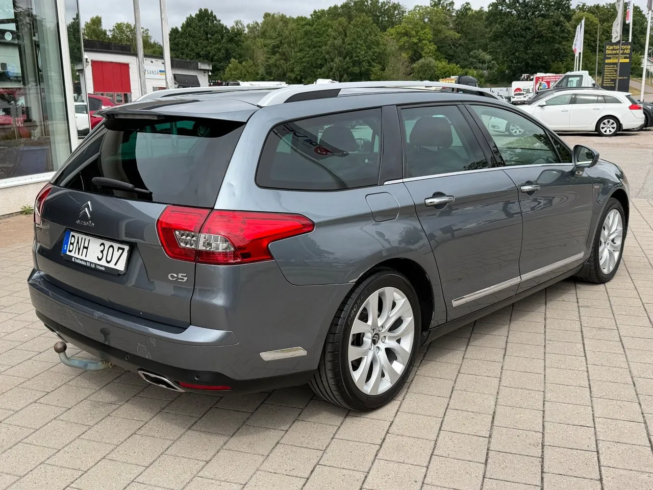 Vehicle image 3