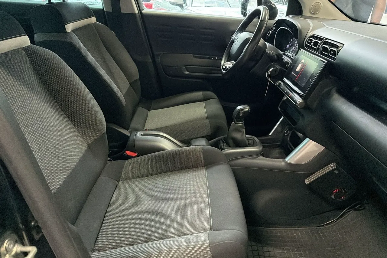 Vehicle image 12