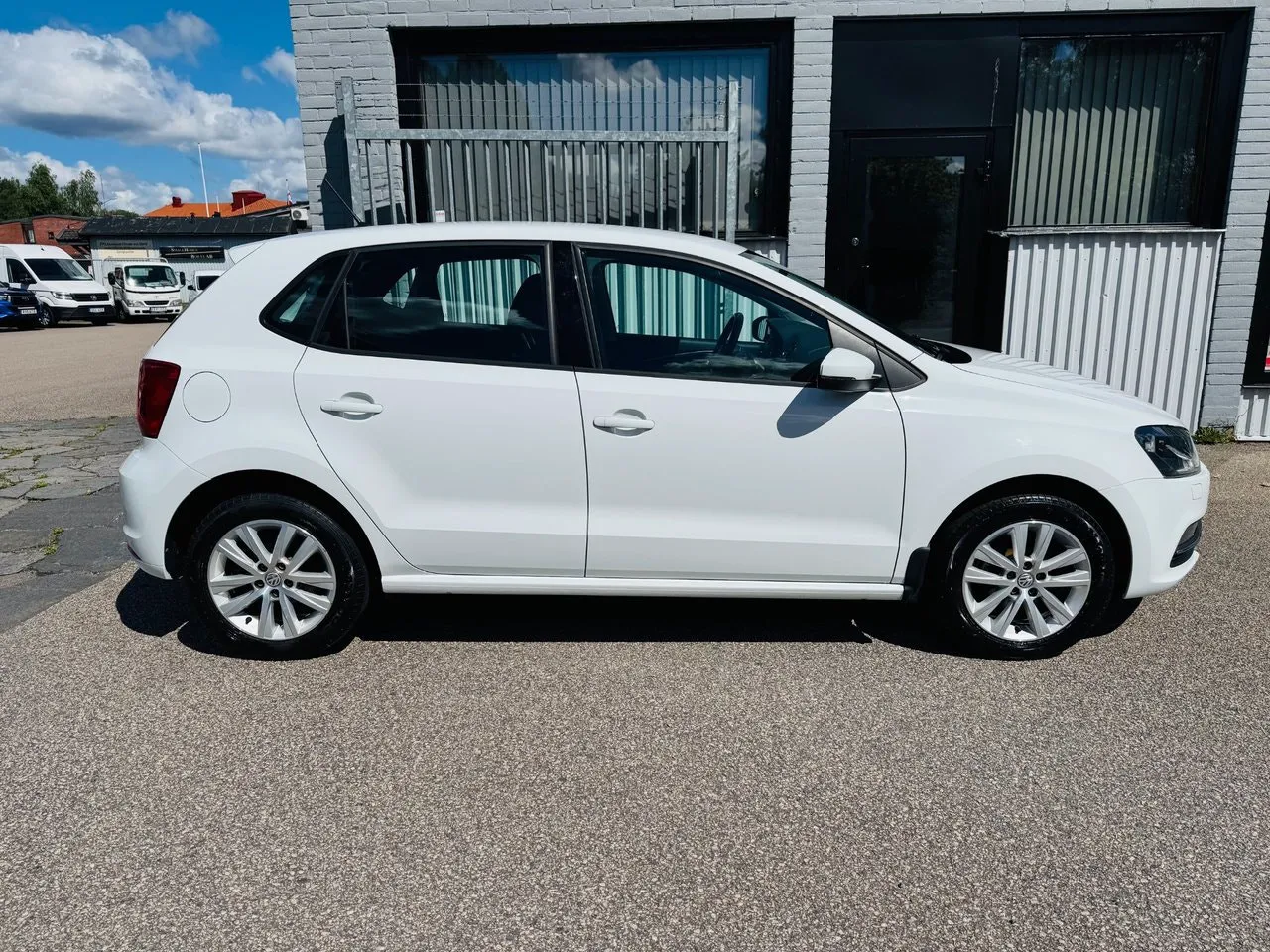 Vehicle image 9