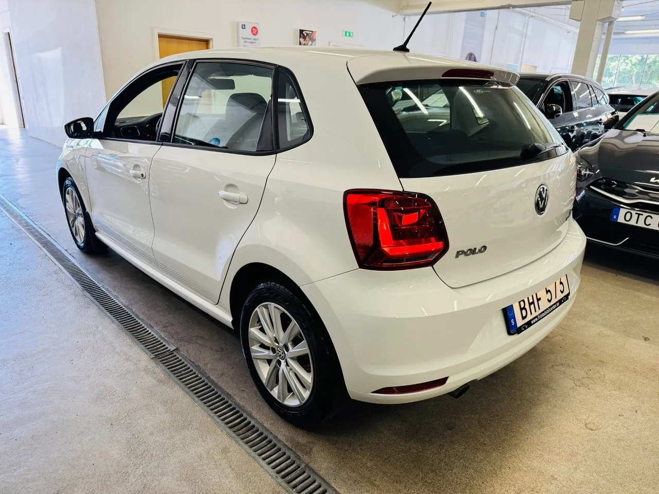 Vehicle image 13