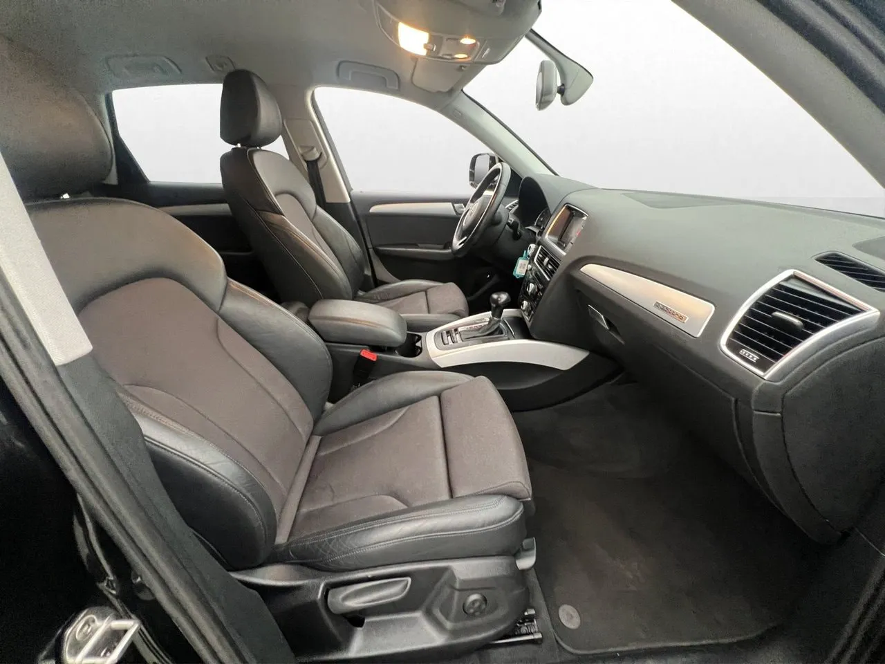Vehicle image 14