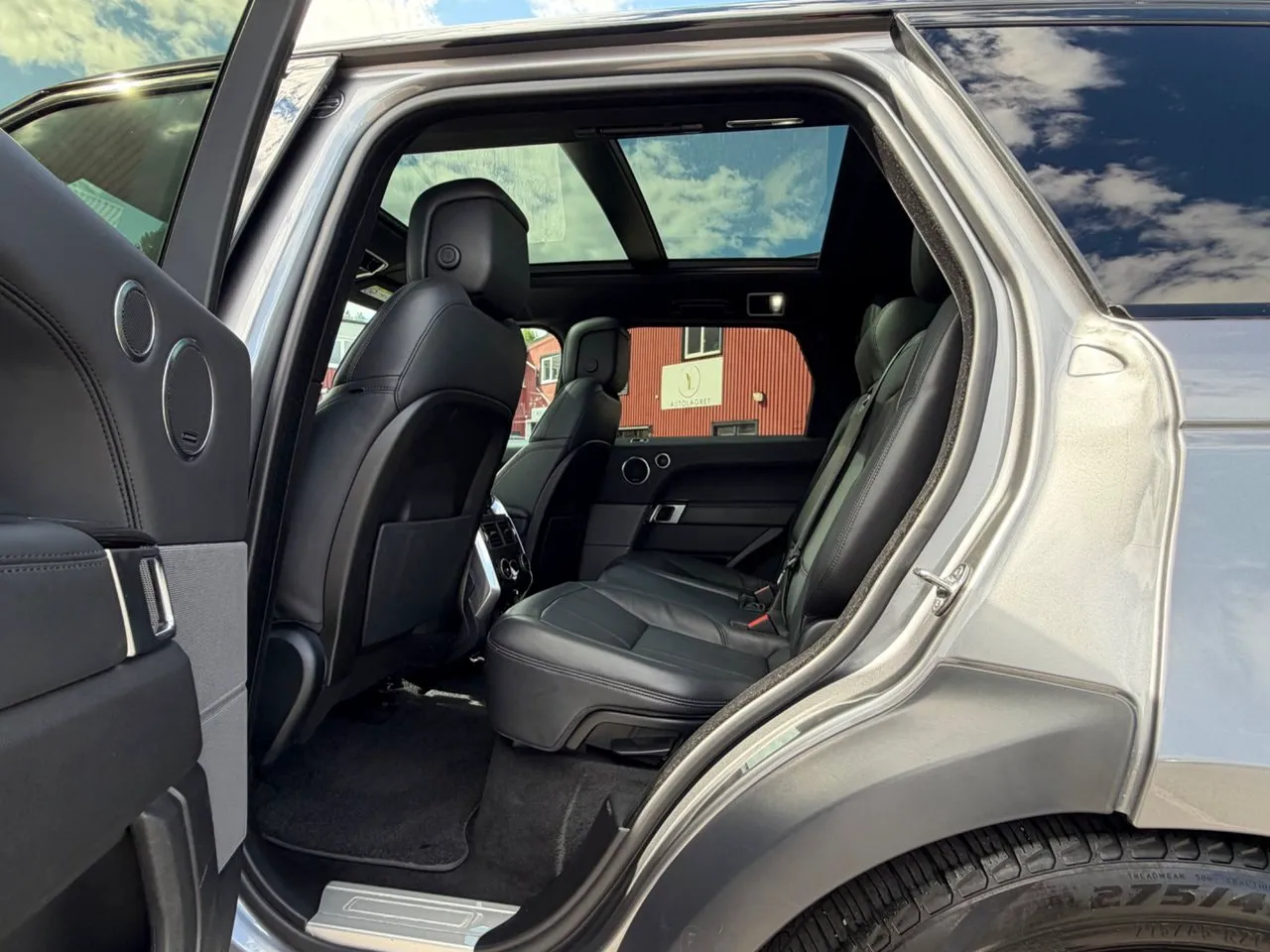 Vehicle image 15