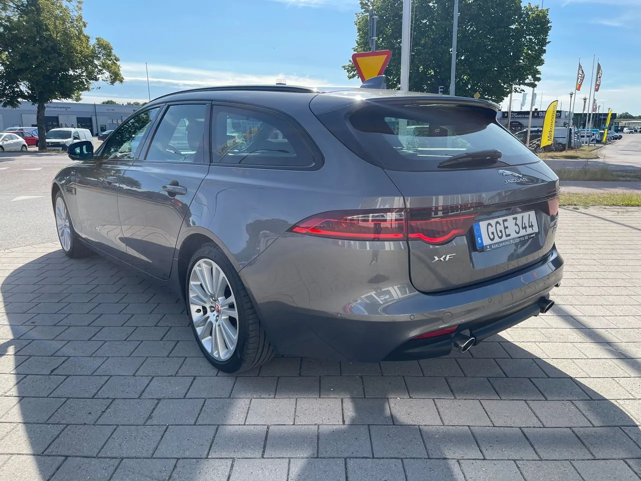 Vehicle image 6
