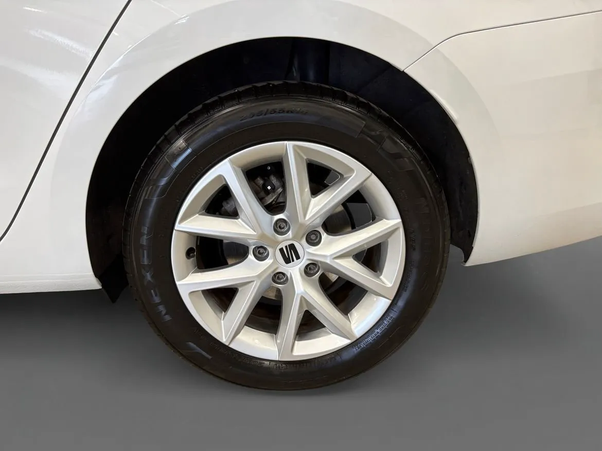 Vehicle image 15