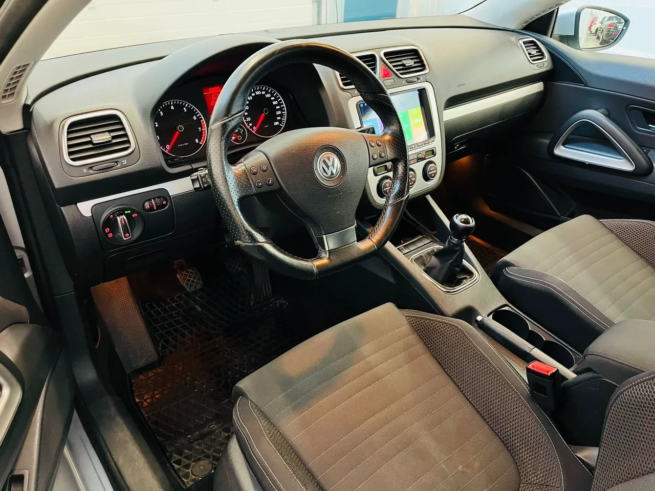 Vehicle image 16