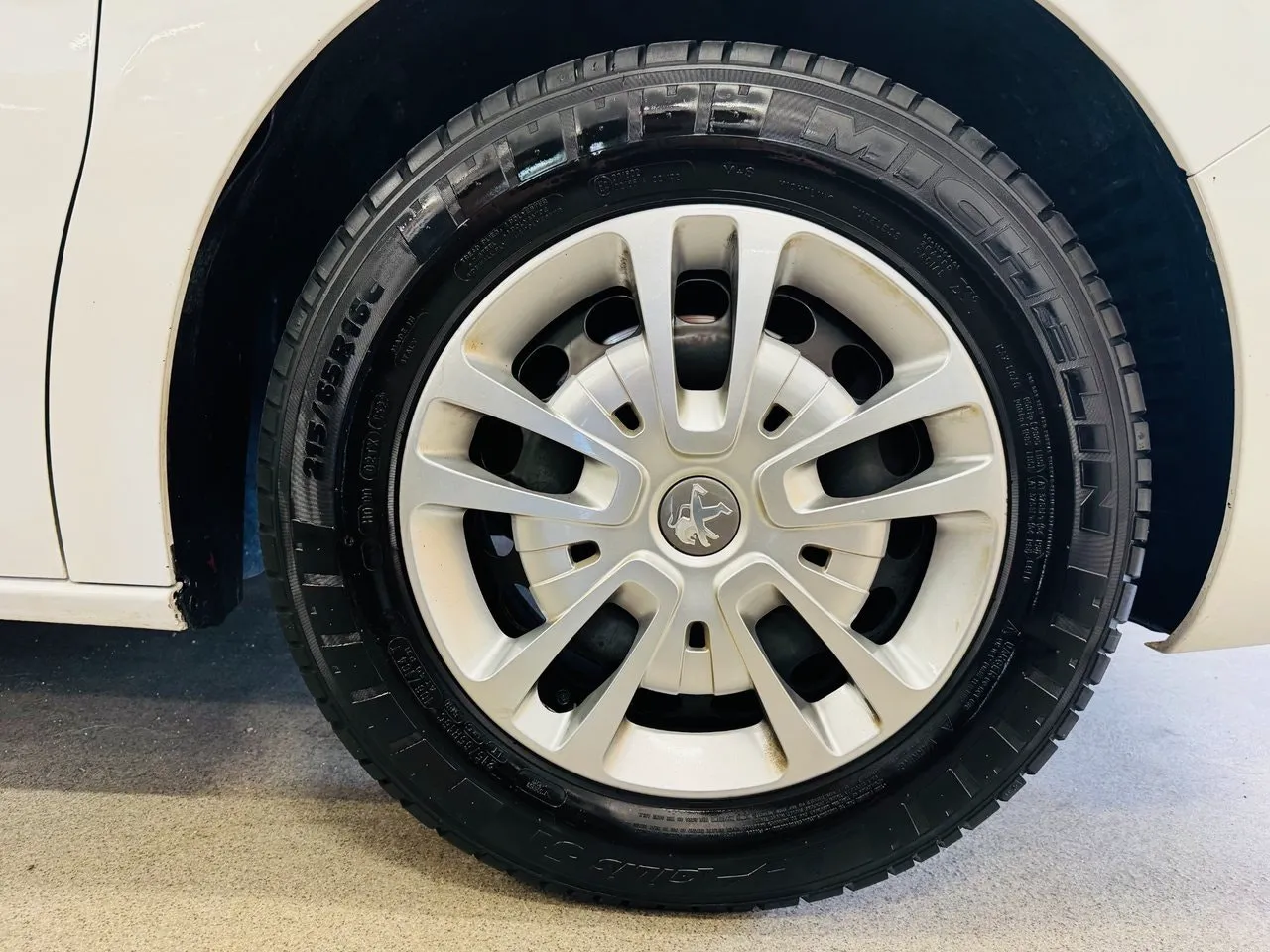 Vehicle image 10
