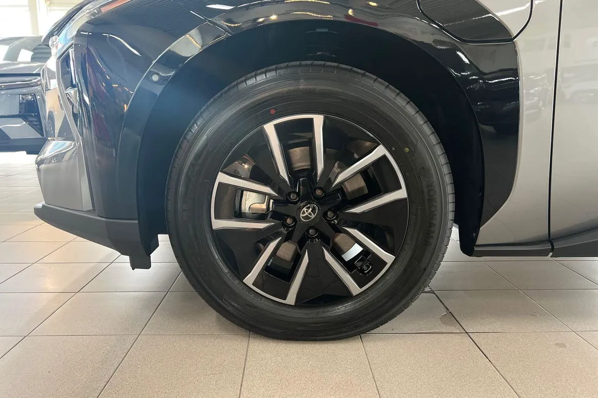 Vehicle image 14