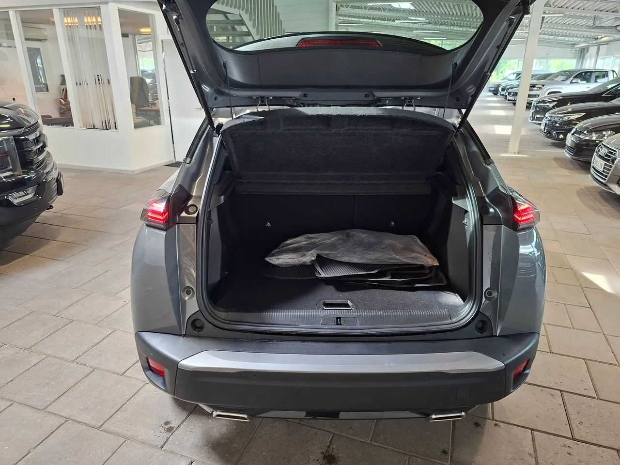 Vehicle image 14