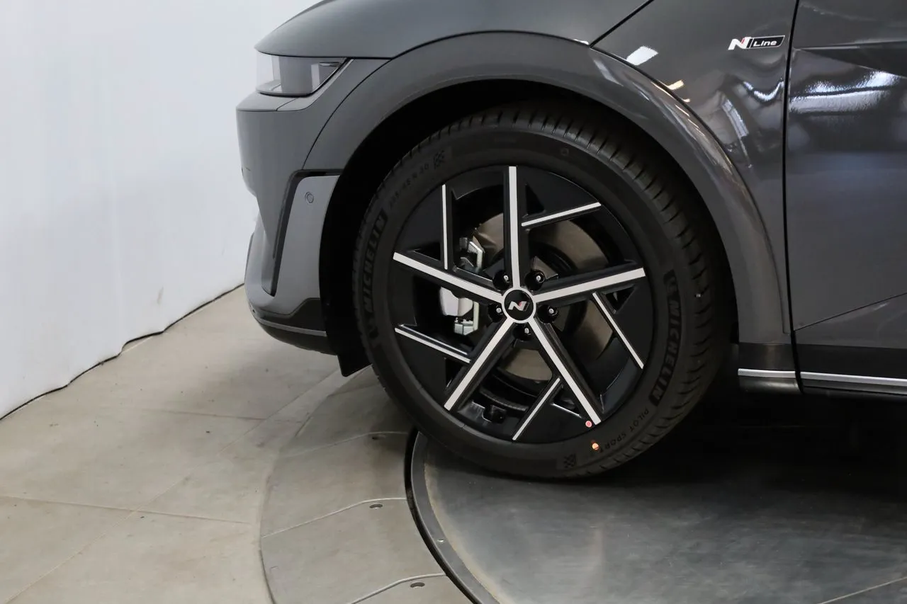 Vehicle image 18