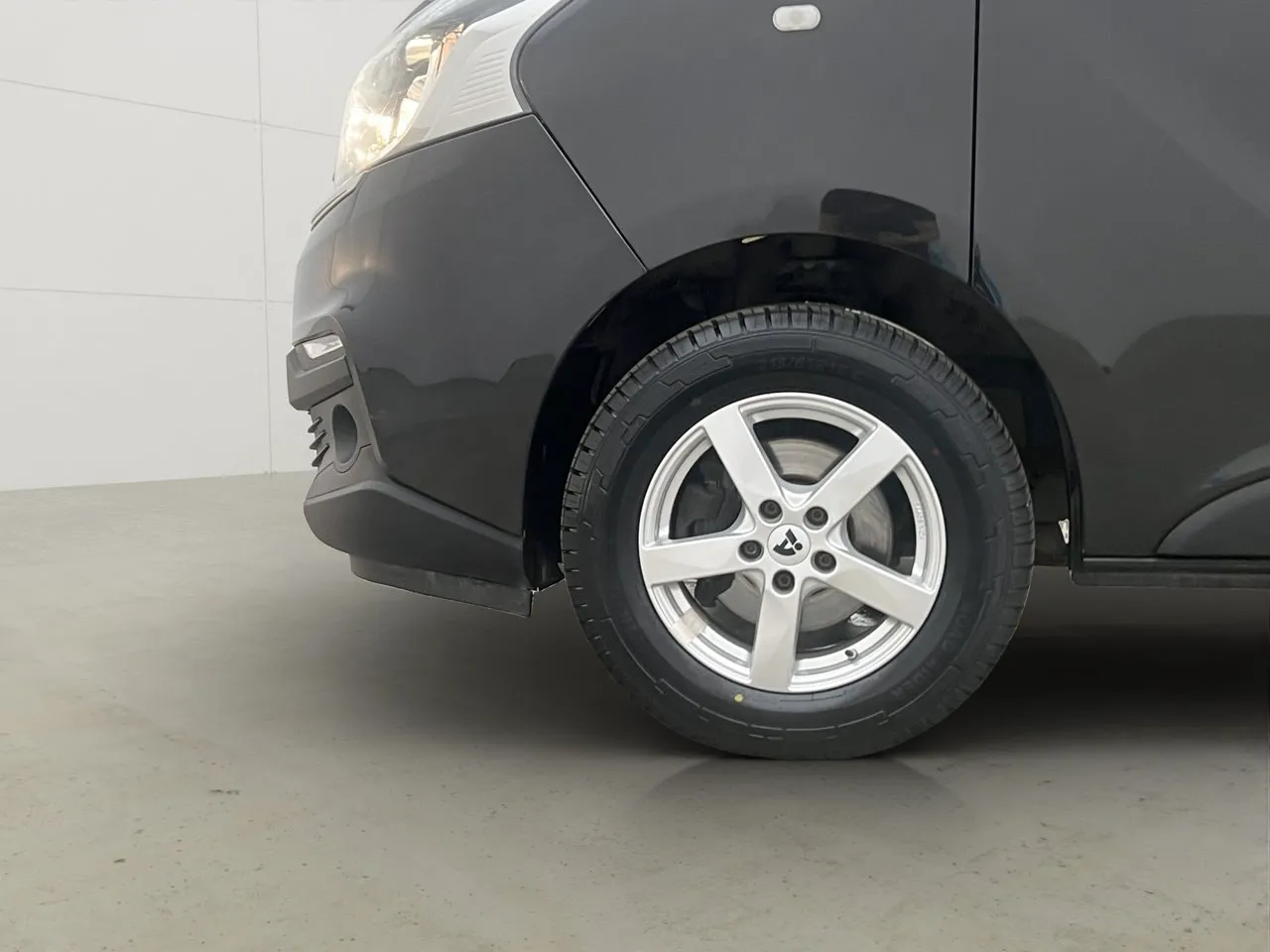 Vehicle image 26